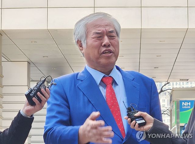 취재진 질문 답하는 전광훈 목사