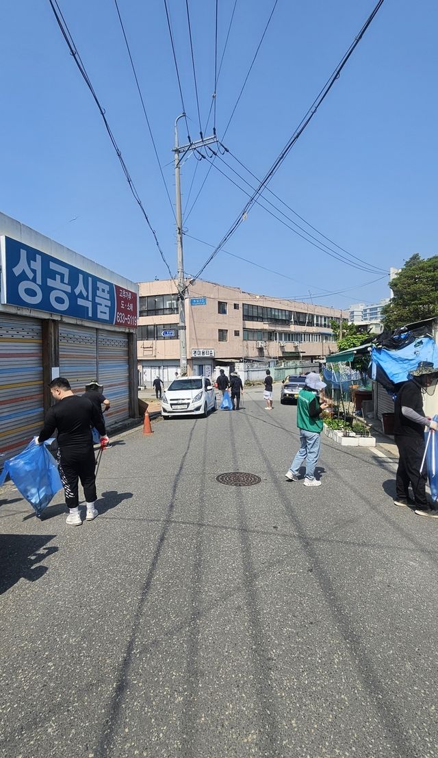 환경 정화활동하는 사회봉사 대상자들