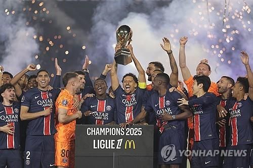 리그1 우승 트로피를 든 PSG의 마르키뉴스와 이를 지켜보는 이강인