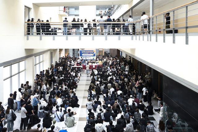 배재대 '2025 전자정보박람회'에 몰린 학생들