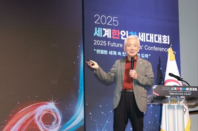 '2025 세계한인차세대대회'서 참가자들과 대화 나누는 이상덕 재외동포청장