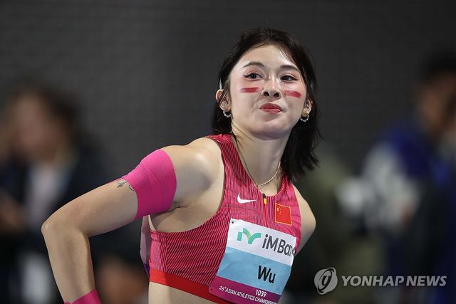 전광판 보는 우옌니