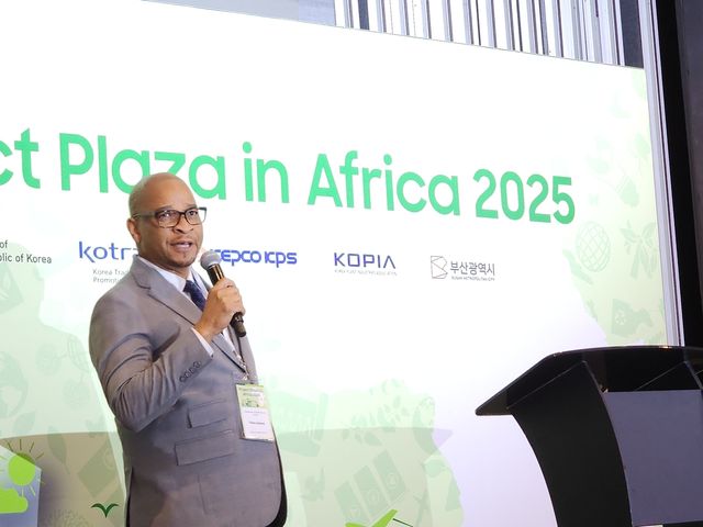 축사하는 타보 케카나 남아공 전기에너지부 차관보