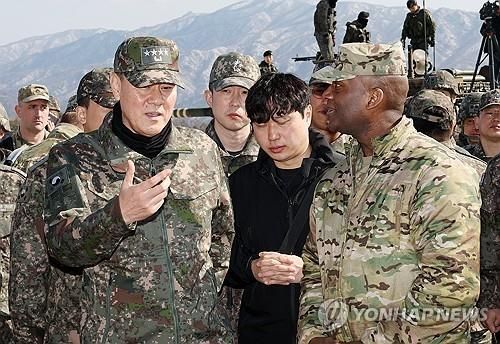 대화하는 김명수 합참의장과 한미연합군사령관