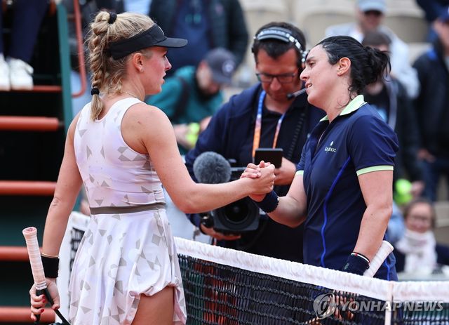 마그달레나와 인사하는 자베르