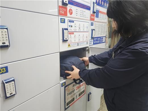 물품보관함에 유실물을 넣는 모습