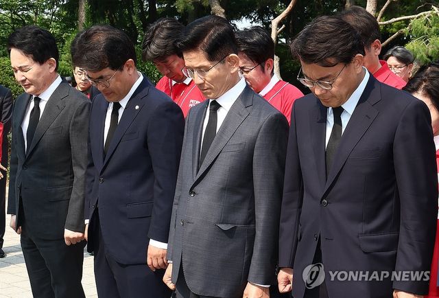 맥아더 장군 동상 참배하는 김문수 후보