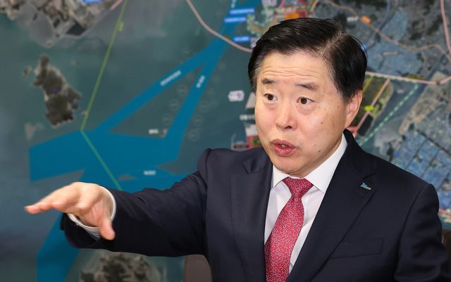 연합뉴스와 인터뷰하는 이경규 인천항만공사 사장