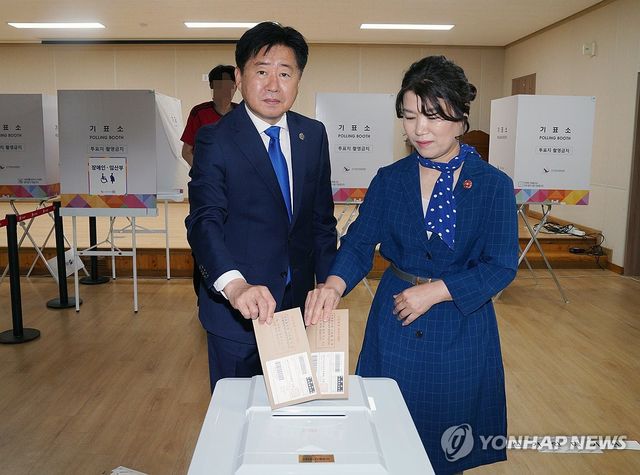 사전투표 하는 오영훈 제주지사