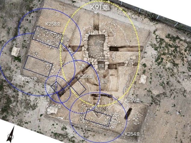 쪽샘지구 K91호 돌방무덤과 주변 무덤 모습