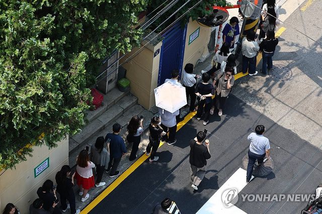 사전투표 위해 줄 선 유권자들