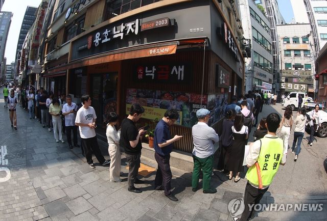 길게 늘어선 사전투표 행렬