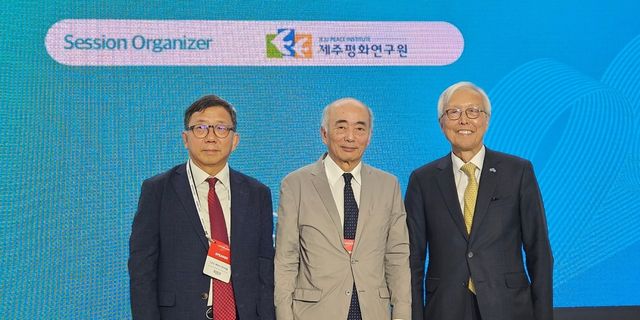 토론회 참석한 신각수(오른쪽) 전 주일대사와 사사에 이사장