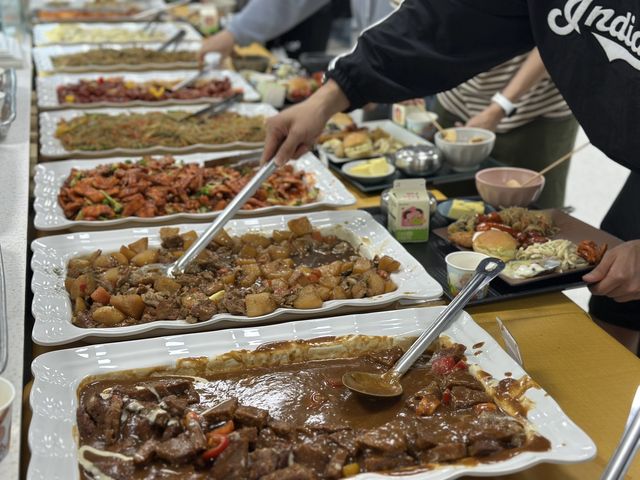 학생 식당에 마련된 뷔페 음식