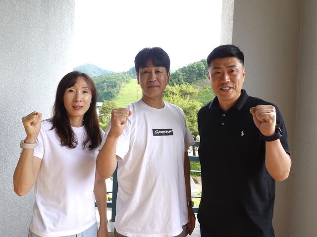 도로공사의 김영래 수석코치(오른쪽)와 김종민 감독(중앙), 이효희 코치(왼쪽)