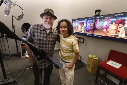 '엘리오' 역을 맡은 14살 성우 요나스 키브레압(오른쪽)