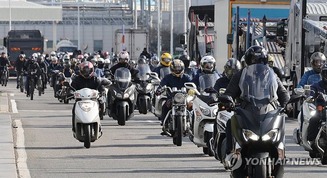 퇴근하는 현대차 울산공장 근무자들