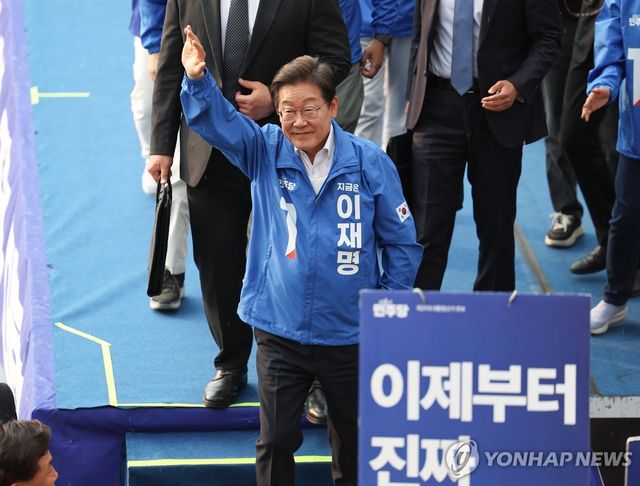 인사하는 이재명 후보