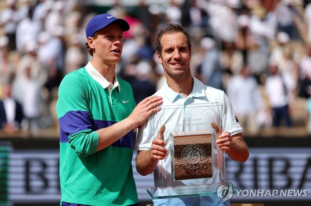 경기를 마치고 기념 촬영을 한 신네르(왼쪽)와 가스케