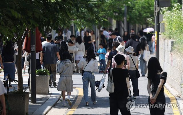 따뜻한 날씨, 붐비는 서순라길