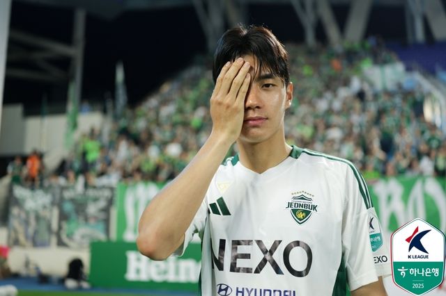 부어오른 오른쪽 눈을 가리고 기념 촬영에 나선 전북 전진우