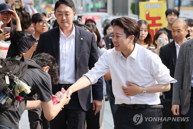 사전투표 첫날, 거리유세 나선 이준석 후보