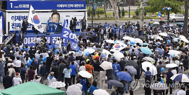 잠실야구장 앞 유세에서 지지호소하는 이재명 후보