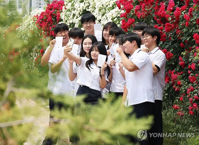 생애 첫 투표 마친 고등학생들