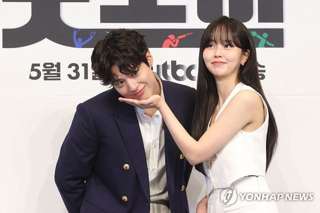 포즈 취하는 박보검-김소현