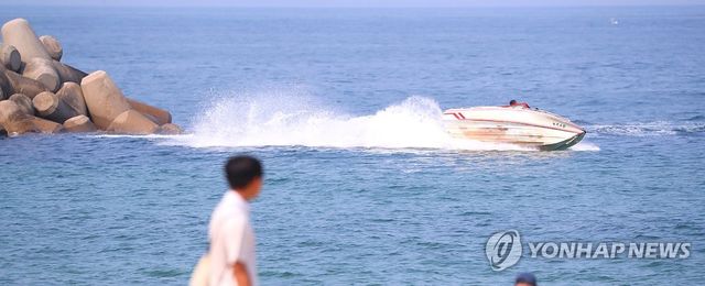 시원하게 바다를 가르며