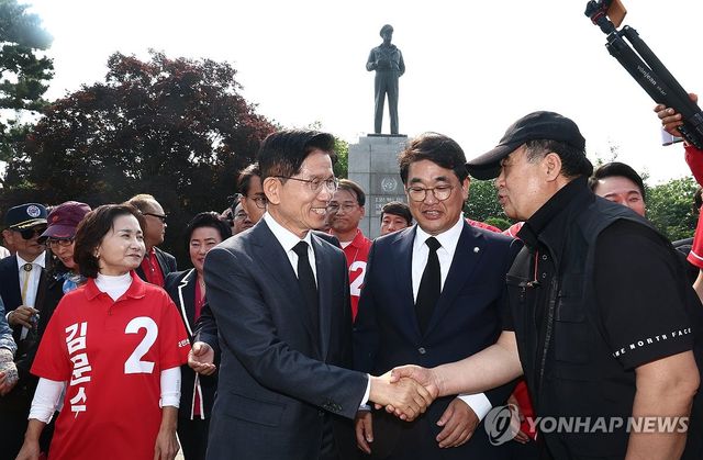 맥아더장군 동상 참배 마친 김문수 후보