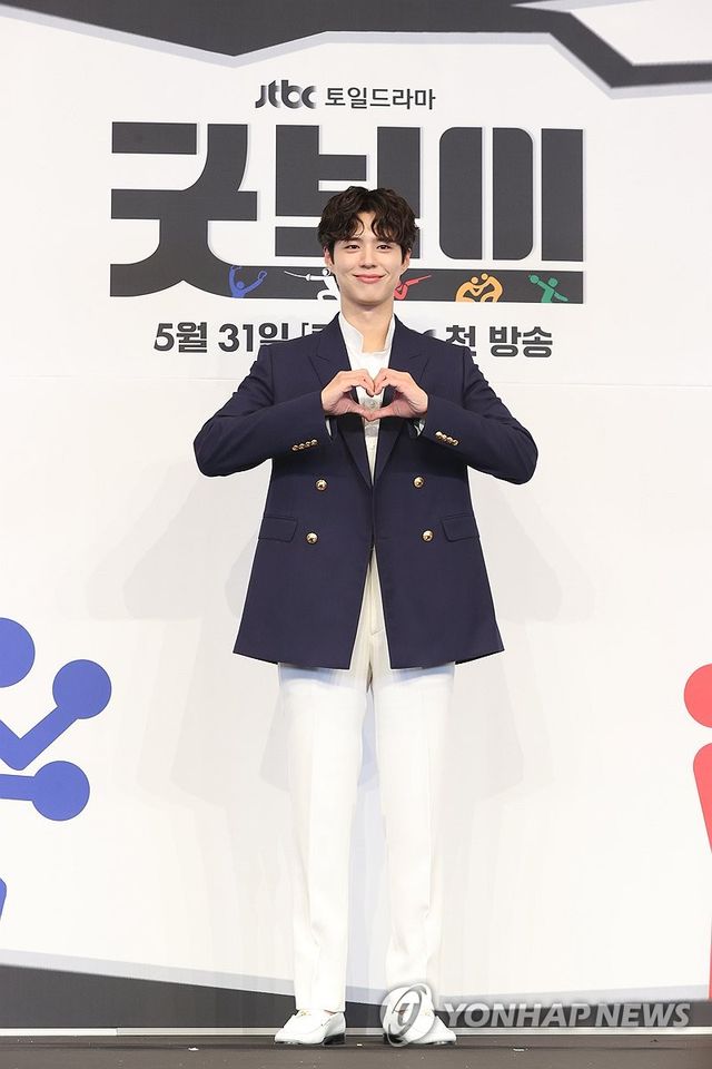 포즈 취하는 박보검