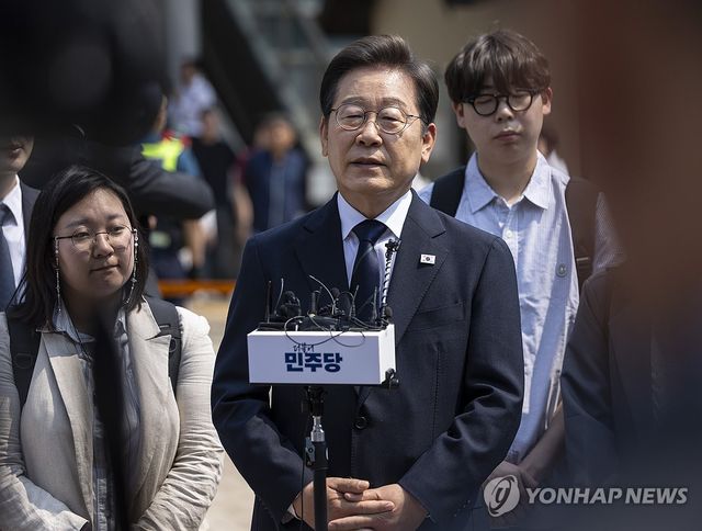 취재진 질문에 답하는 이재명 후보