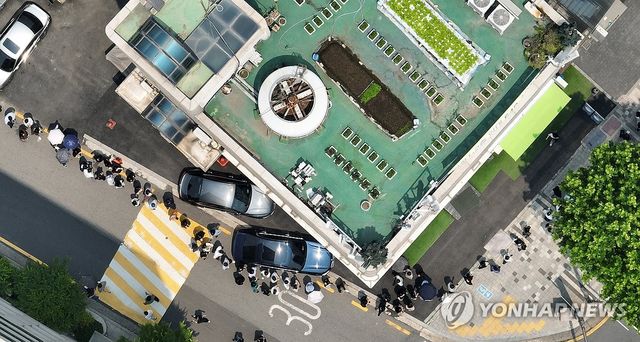 건물 둘러싼 투표 대기줄