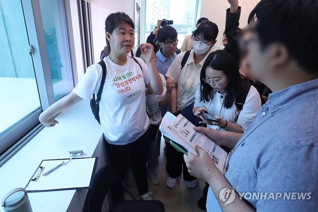 투표 보조 불가 설명 듣는 발달장애인들