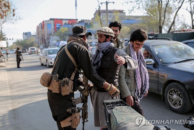 아프간 수도 카불서 시민을 상대로 몸수색을 하는 탈레반 대원