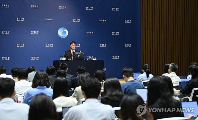 기자간담회서 발언하는 이창용 한은 총재