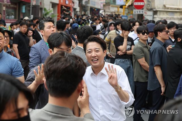 유권자들과 기념촬영하는 이준석 후보