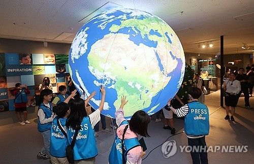 기후변화 관련 전시물을 관람하는 학생들. [연합뉴스 자료사진]