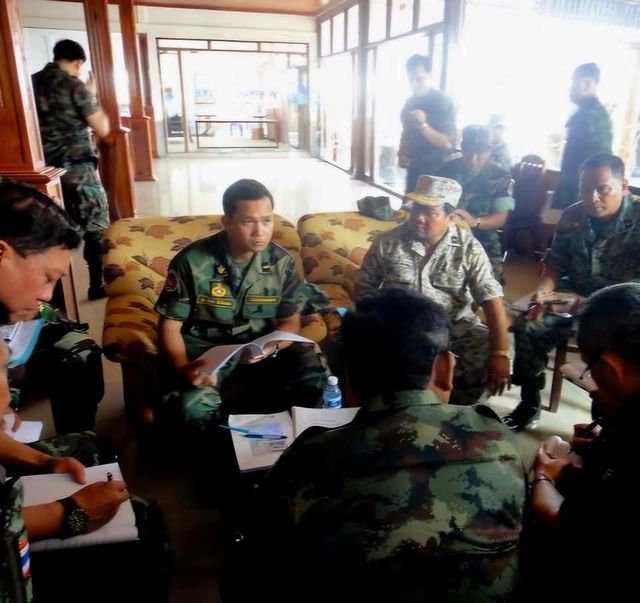 총격전 이후 대화 중인 태국군과 캄보디아군 지휘관들