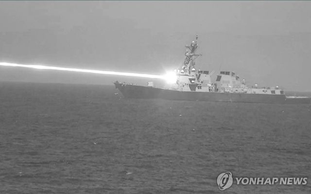 대드론 레이저 병기를 실험발사 중인 미 해군 알레이버크급 구축함
