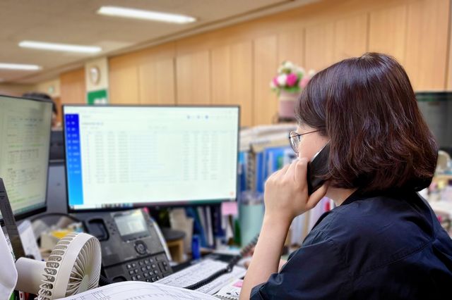 민원 전화에 응대하는 송파구 직원