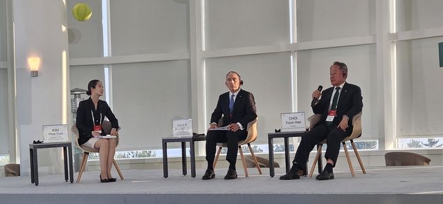 제주포럼 참석한 해리스 전 주한미국대사(가운데)