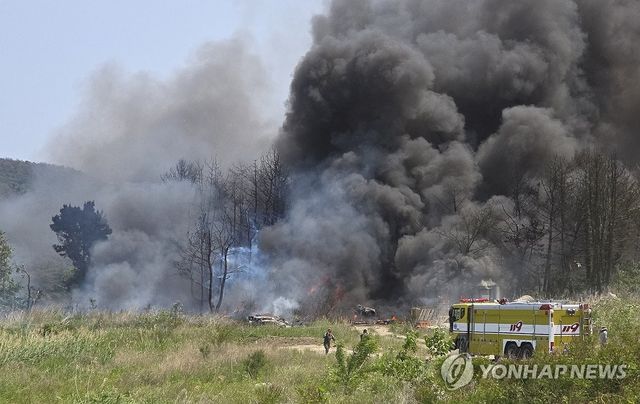 포항서 초계기 추락…치솟는 연기