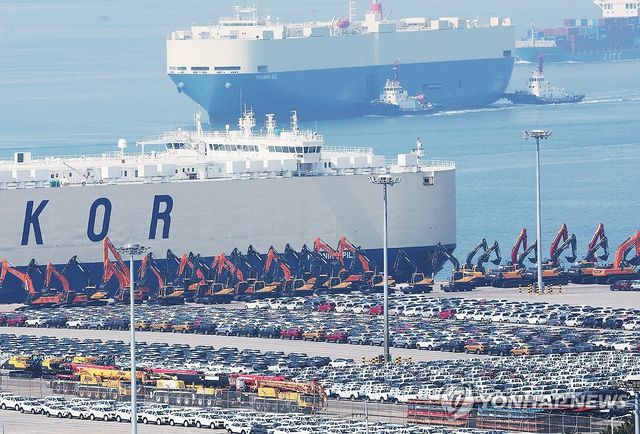 미국 관세 부과 앞두고 수출 기다리는 차량