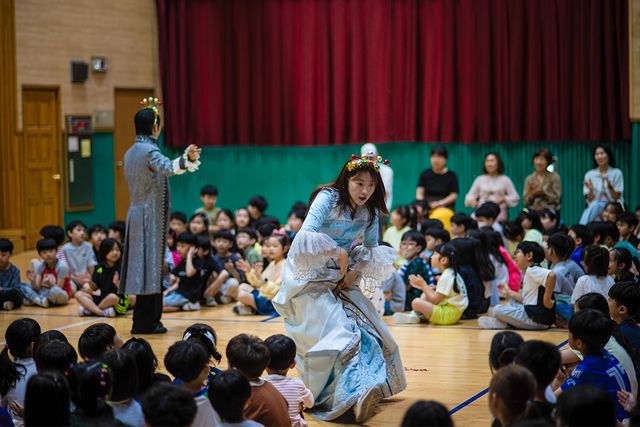 찾아가는 학교폭력 예방 뮤지컬 '지구를 지켜라' 한 장면