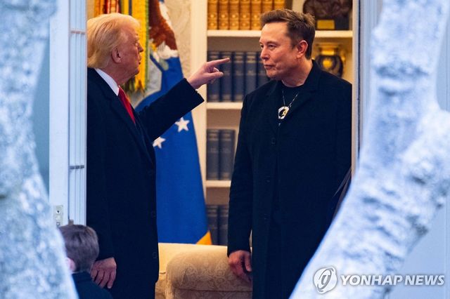 지난 3월 14일 백악관에서 도널드 트럼프 대통령이 일론 머스크와 대화하는 모습