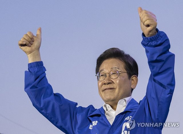 시민들 환호에 엄지들어 답하는 이재명 후보