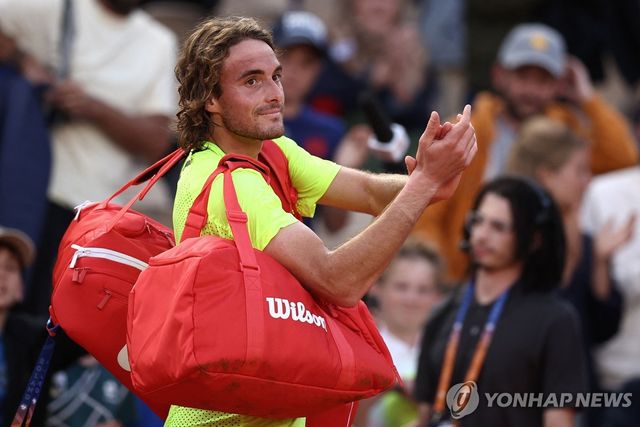 코트 떠나는 치치파스