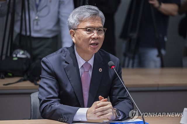 김문수 후보와의 간담회에서 발언하는 김택우 의사협회장